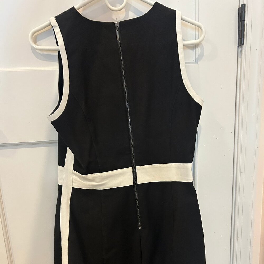 NWOT. White House Black Market Sleeveless V-Neck Colorblock Sheath - Picture 4 of 4